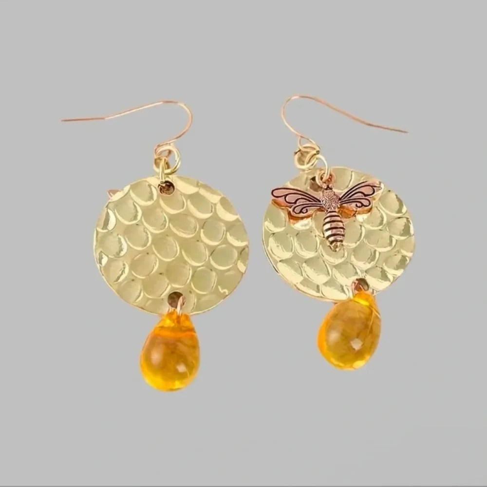Vintage Gothic Copper Bumble Bee Earrings - Picture 9 of 10
